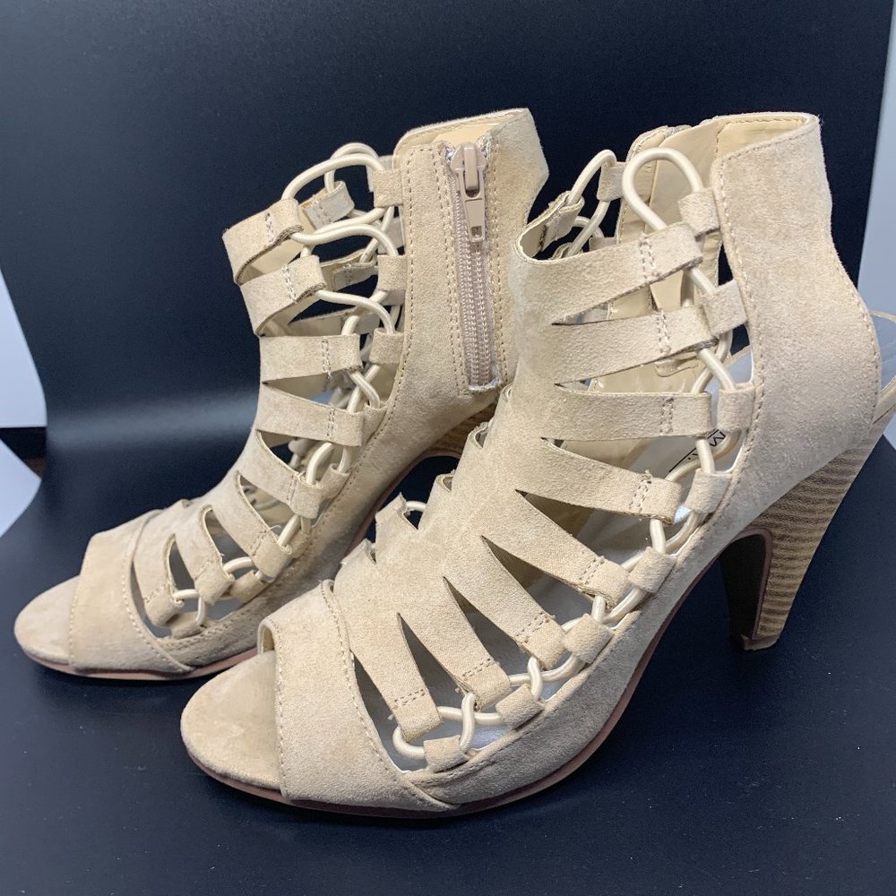 Hot Tomatoes Sandals in a Natural Tan color Size 9